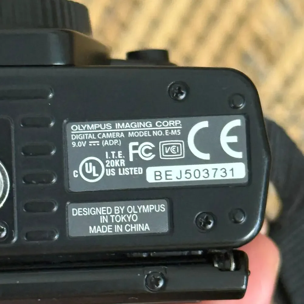 OLYMPUS OM-D E-M5 16MP DIGITAL CAMERA BODY FLASH BATTERIES CHARGER OG BOX